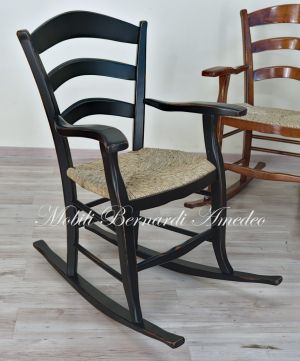 Sedia a dondolo country in legno con seduta impagliata