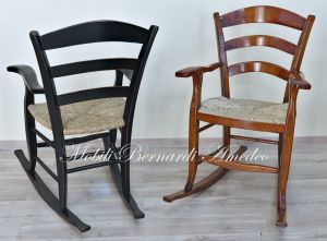 Sedia a dondolo country in legno con seduta impagliata