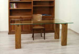 Tavolo con gambe in legno massello di ulivo e top in vetro