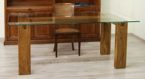 Tavolo con gambe in legno massello di ulivo e top in vetro