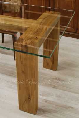 Tavolo con gambe in legno massello di ulivo e top in vetro