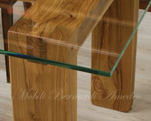 Tavolo con gambe in legno massello di ulivo e top in vetro