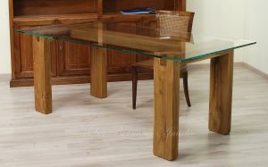 Tavolo con gambe in legno massello di ulivo e top in vetro