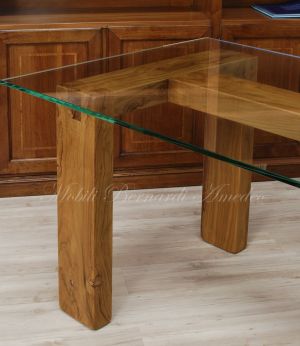 Tavolo con gambe in legno massello di ulivo e top in vetro