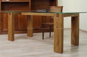 Tavolo con gambe in legno massello di ulivo e top in vetro