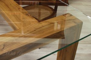 Tavolo con gambe in legno massello di ulivo e top in vetro