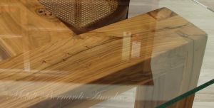 Tavolo con gambe in legno massello di ulivo e top in vetro