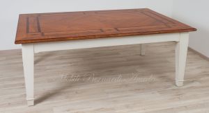 Tavolo in stile classico realizzato in legno massello e intarsiato in ciliegio ulivo e noce con gambe laccate colore bianco