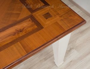 Tavolo in stile classico realizzato in legno massello e intarsiato in ciliegio ulivo e noce con gambe laccate colore bianco