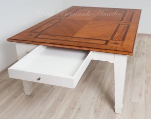 Tavolo in stile classico realizzato in legno massello e intarsiato in ciliegio ulivo e noce con gambe laccate colore bianco