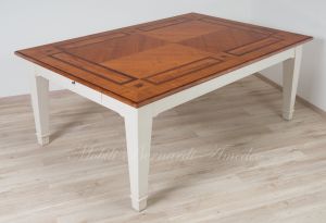 Tavolo in stile classico realizzato in legno massello e intarsiato in ciliegio ulivo e noce con gambe laccate colore bianco