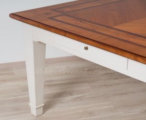 Tavolo in stile classico realizzato in legno massello e intarsiato in ciliegio ulivo e noce con gambe laccate colore bianco