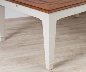Tavolo in stile classico realizzato in legno massello e intarsiato in ciliegio ulivo e noce con gambe laccate colore bianco