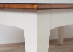 Tavolo in stile classico realizzato in legno massello e intarsiato in ciliegio ulivo e noce con gambe laccate colore bianco