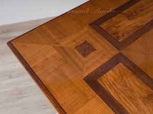 Tavolo in stile classico realizzato in legno massello e intarsiato in ciliegio ulivo e noce con gambe laccate colore bianco