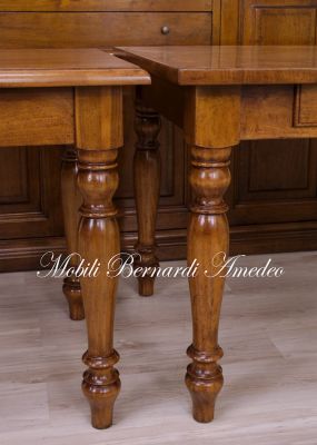 Tavoli da cucina in noce massiccio con gambe tornite