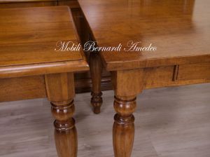 Tavoli da cucina in noce massiccio con gambe tornite