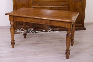 Tavolo classico in noce massello con gambe tornite