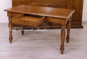Tavolo classico in noce massello con gambe tornite