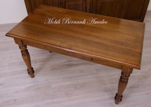 Tavolo classico in noce massello con gambe tornite