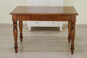 Tavolo da pranzo in noce massiccio con gambe tornite stile classico