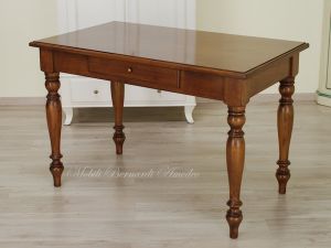 Tavolo da pranzo in noce massiccio con gambe tornite stile classico