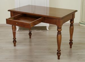 Tavolo da pranzo in noce massiccio con gambe tornite stile classico