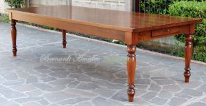 Tavolo in noce massello con gambe tornite