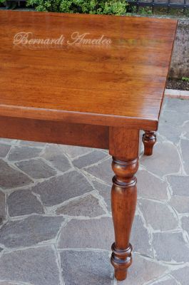 Tavolo in noce massello con gambe tornite
