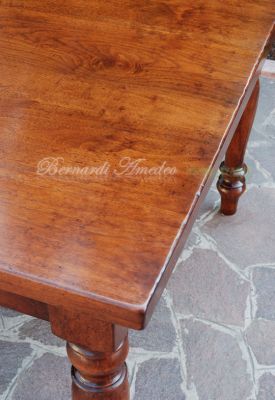 Tavolo in noce massello con gambe tornite