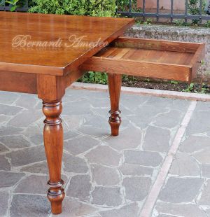 Tavolo in noce massello con gambe tornite