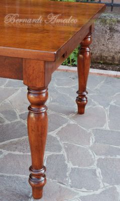 Tavolo in noce massello con gambe tornite