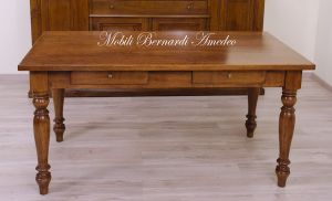 Tavolo classico in noce massiccio con gambe tornite e 2 cassetti