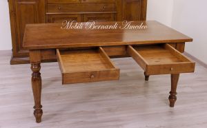 Tavolo classico in noce massiccio con gambe tornite e 2 cassetti