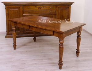 Tavolo classico in noce massiccio con gambe tornite e 2 cassetti