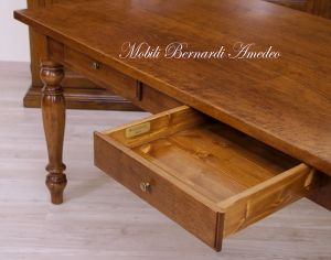 Tavolo classico in noce massiccio con gambe tornite e 2 cassetti