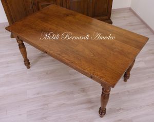 Tavolo classico in noce massiccio con gambe tornite e 2 cassetti