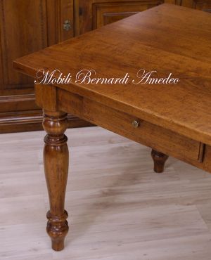 Tavolo classico in noce massiccio con gambe tornite e 2 cassetti
