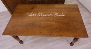 Tavolo classico in noce massiccio con gambe tornite e 2 cassetti