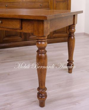 Tavolo classico in noce massiccio con gambe tornite e 2 cassetti