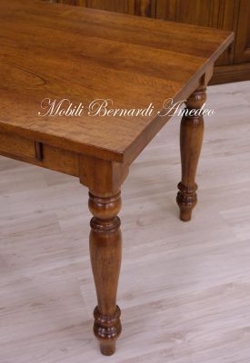 Tavolo classico in noce massiccio con gambe tornite e 2 cassetti
