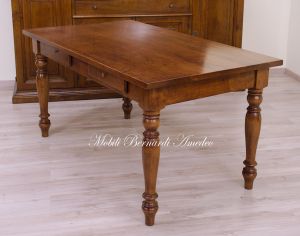 Tavolo classico in noce massiccio con gambe tornite e 2 cassetti
