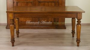 Tavolo classico in noce massiccio piallato a mano con gambe tornite