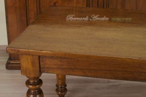 Tavolo classico in noce massiccio piallato a mano con gambe tornite