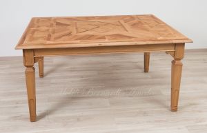 Tavolo in legno massiccio di noce con piano intarsiato e piallato finitura al naturale con 2 allunghi