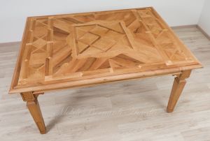 Tavolo in legno massiccio di noce con piano intarsiato e piallato finitura al naturale con 2 allunghi