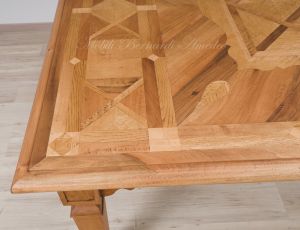 Tavolo in legno massiccio di noce con piano intarsiato e piallato finitura al naturale con 2 allunghi