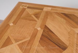 Tavolo in legno massiccio di noce con piano intarsiato e piallato finitura al naturale con 2 allunghi
