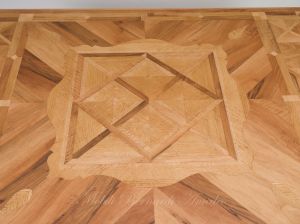 Tavolo in legno massiccio di noce con piano intarsiato e piallato finitura al naturale con 2 allunghi