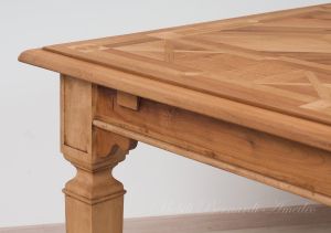 Tavolo in legno massiccio di noce con piano intarsiato e piallato finitura al naturale con 2 allunghi